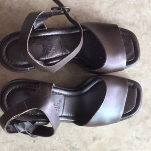 Women’s mid heel shoes